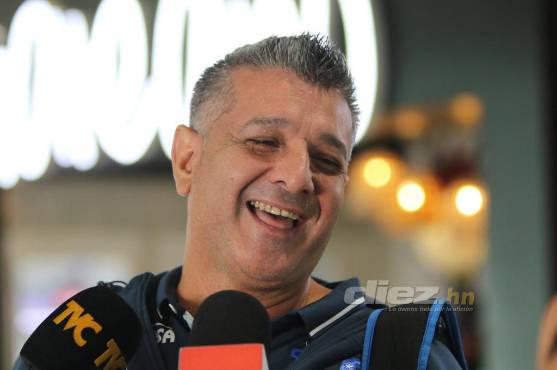 Diego Vázquez muy sonriente atendiendo a los medios de comunicación antes de que el vuelo partiera rumbo a Los Ángeles. FOTO: Andro Rodríguez.