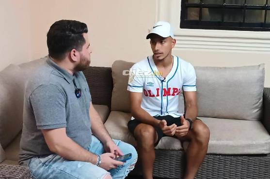 Edwin Rodríguez y el periodista de DIEZ, Gustavo Roca, en plena entrevista. FOTO: Franklin Muñoz.