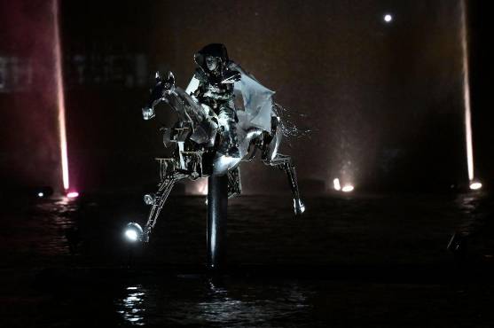 ¿Maltrato animal? Así lucía el caballo blanco que montaba el jinete que portaba la bandera de los Juegos Olímpicos 2024