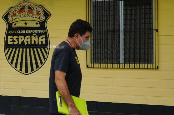 Héctor Vargas es el primero que llega a la sede del Real España. Lo hace con una antelación de dos horas antes de los entrenamientos. FOTO: Amílcar Izaguirre.