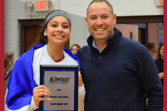 Ruth Aguilar con uno de sus trofeos individuales a jugadora del torneo.
