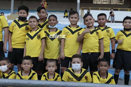 Parte del ambiente en el interior del estadio Morazán. Foto: Neptalí Romero.