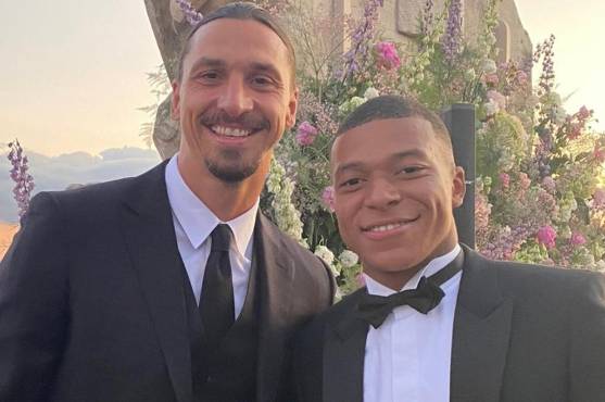 Ibrahimovic en una gala junto al francés Mbappé.