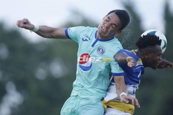 Roberto Moreira no ha tenido muchas ocasiones de gol. Partido bravo en El Progreso. Foto: Neptalí Romero.