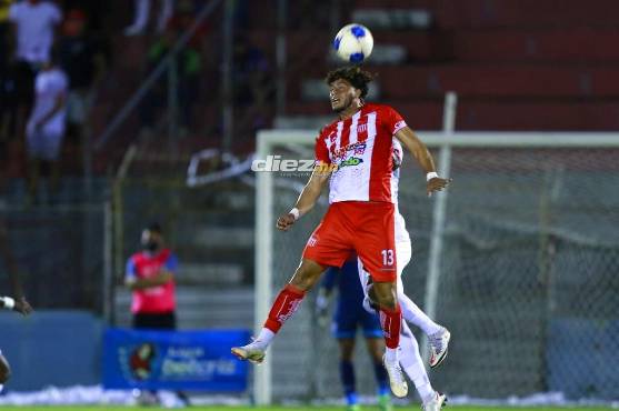 Ángel Tejeda tuvo un par de ocasiones para poner su gol en el tablero, pero anduvo errático.