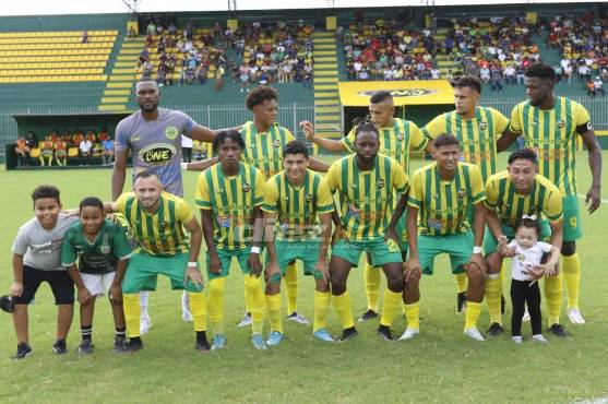 Así se formó el Parrillas One en su primer partido oficial en el nuevo estadio. FOTOS: Neptalí Romero