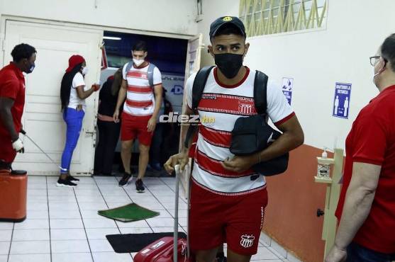 Luis Palma llegando al estadio Ceibeño listo para la batalla ante el Olimpia.