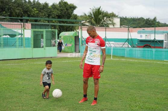 El volante Kervin Arriaga se mantiene entrenando por separado porque no cuenta para el técnico Martín García en el primer equipo. Fotos Jefry Ayala