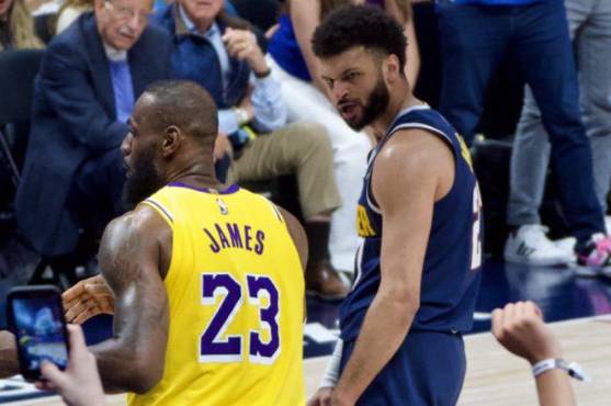 La desafiante mirada de Jamal Murray tras propinarle una volcada a LeBron James.