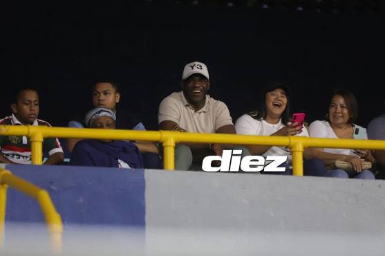 El exjugador del Inter de Milán estuvo presente en el estadio Morazán para ver a su hijo Luis en acción. Foto: Mauricio Ayala.