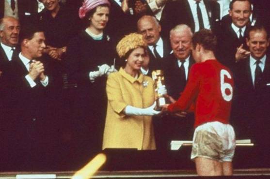 Ella le entregó a Bobby Moore la antigua Copa del Mundo.