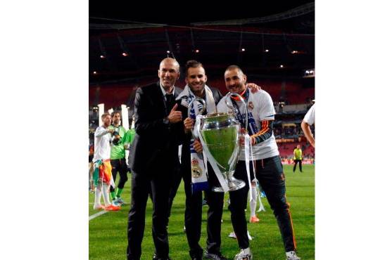 Zidane, Jesé y Benzema juntos celebrando el trofeo Champions League.