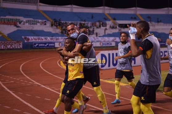 Así celebró Lacayo su gol ante Marathón. FOTO: Mauricio Ayala.