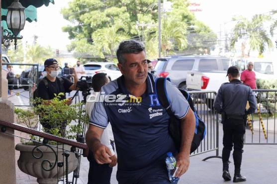 Llegada de Diego Vázquez al hotel de concentración de Honduras. Foto: Neptalí Romero.