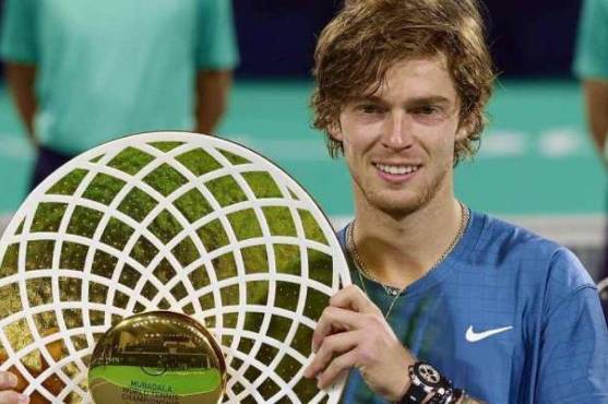 Andrey Rublev con título de ATP.