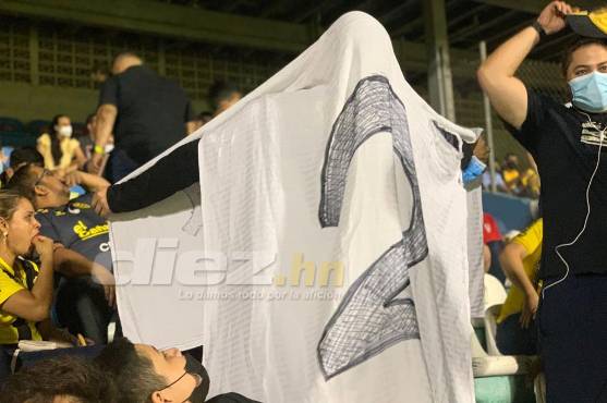 Lo volvieron a hacer: Aficionado de Real España se burla de Platense y llega al Morazán vestido como fantasma del descenso