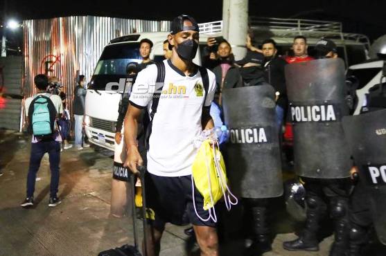 <b>El goleador del Olimpia, Jerry Bengtson, llegando al estadio junto a sus demás compañeros.</b>