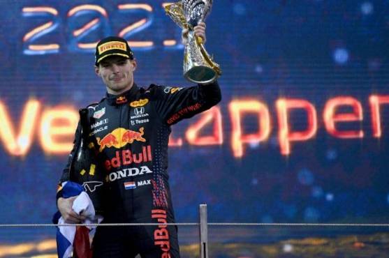 Verstappen con su primer título mundial de Fórmula Uno.
