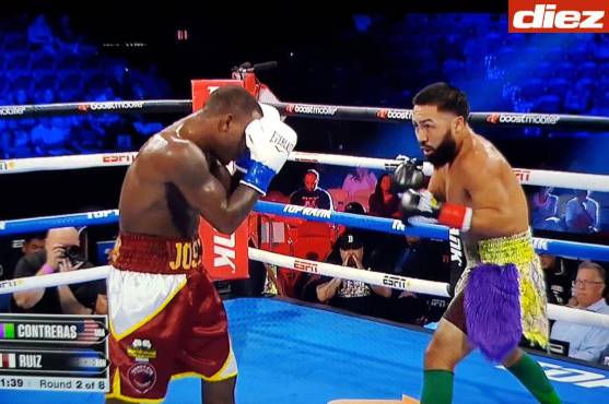 Los luchadores comenzaron el segundo round con la misma actitud del primero.