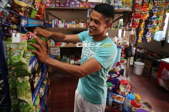 El zurdo del Ciclón Azul, Jessé Moncada atiende a diario a sus clientes con mucha amabilidad y sin perder la sonrisa