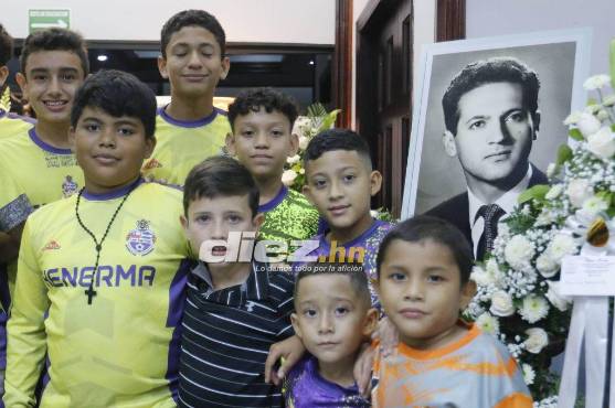 Rodeado de cariño: Familiares, jugadores y ex futbolistas se hacen presente en el velatorio de Néstor Matamala