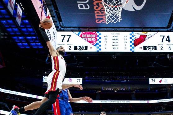 Caleb Martin anotando un doble para Miami Heat.