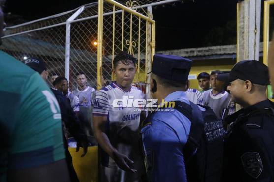 Gerson López, preparador físico del Atlético Júnior, fue el agredido por la Policía en el estadio Humberto Micheletti. Foto: Neptalí Romero.