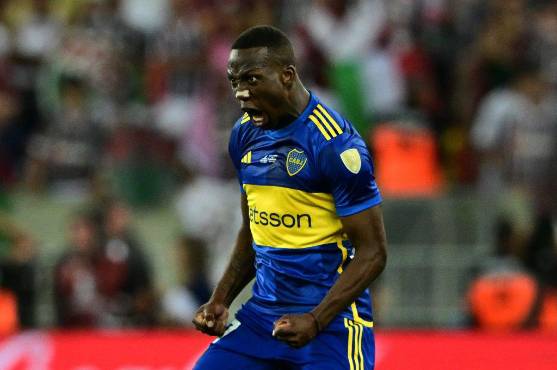 Advíncula se despechó un zurdazo letal desde afuera del área que fue imposible para Fábio. Y Boca empataba en la final del Libertadores ante Fluminenses. Foto: AFP.