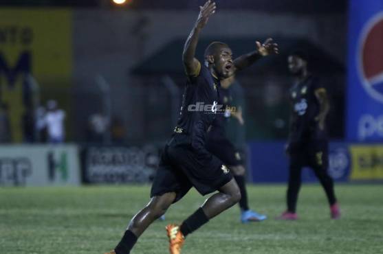 El colombiano Harold Sandoval selló el empate para el Honduras Progreso. FOTO: Neptalí Romero
