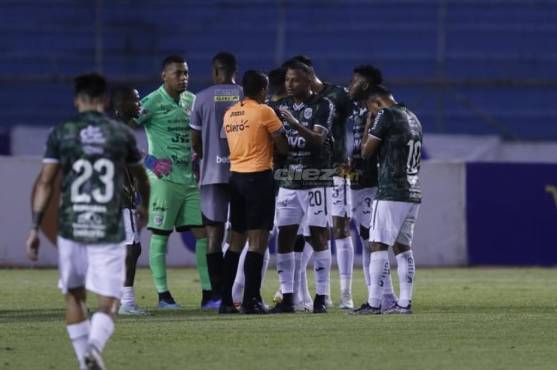 Jugadores del Marathón reclamaron la expulsión a su guardameta, pues la roja se dio hasta dos minutos después de la falta cometida.