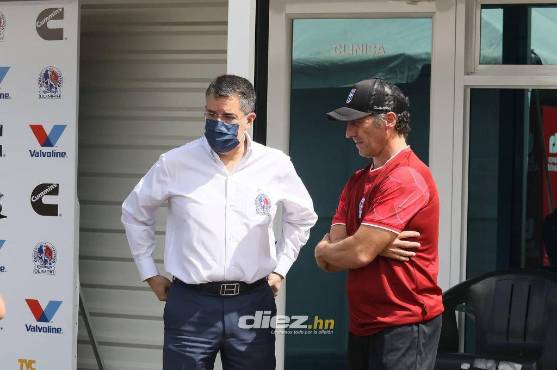 Pedro Troglio previo a la conferencia de prensa de su presentación. El DT argentino charló algunos minutos con el presidente Rafael Villeda. FOTO: Marvin Salgado.