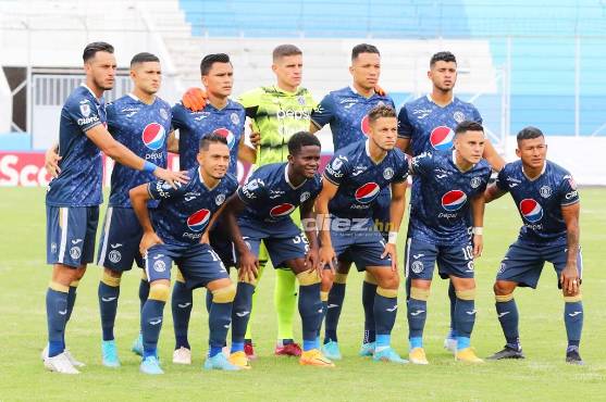 El 11 titular que utilizó la Tota Medina contr el Tauro. FOTO: David Romero.