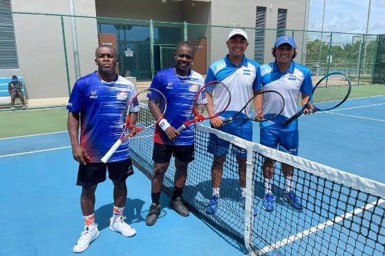 Keny Turcios y Alejandro Obando junto a sus rivales de partidos.