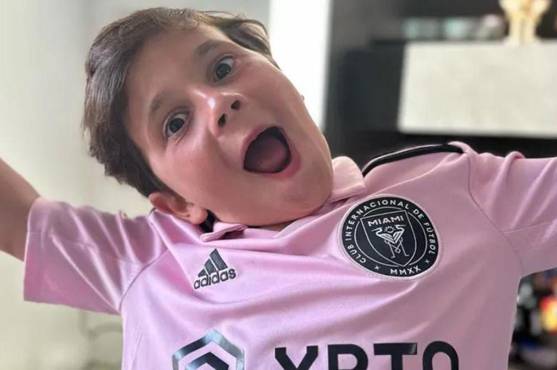 Mateo sigue dando de que hablar no solo por sus locuras en la cámaras, si no también por lo bien que juega al fútbol como su padre.