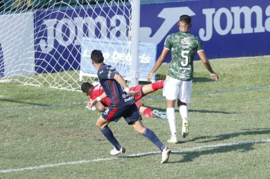 Roberto Moreira rompió su sequía goleadora, pero salió de cambio instantes después por una lesión.