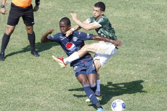 El encuentro fue de mucho roce en el primer tiempo.