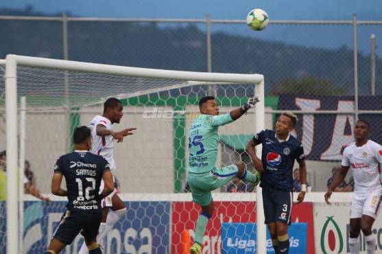 Olimpia acudió a un solitario gol de Arboleda en el descuento para tomar ventaja en la final ante Motagua