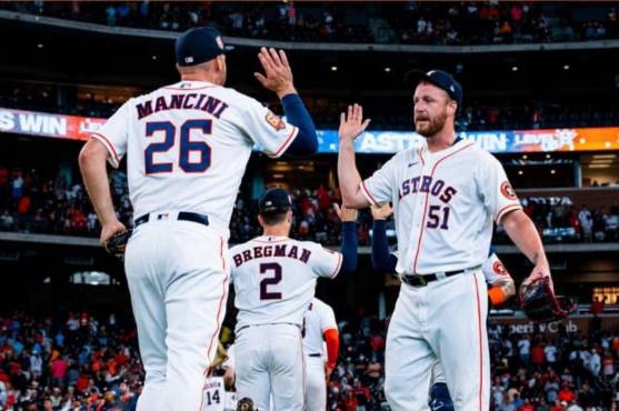 Mancini celebra la victoria ante los Medias Rojas.