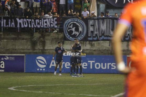 Celebración de Jorge Serrano tras marcar el 2-0 de Motagua ante Lobos. Foto: Alex Pérez.