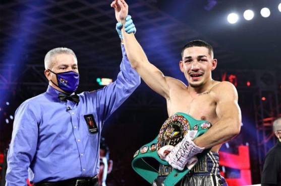 Teófimo López con el cinturón de campeón mundial en diciembre de 2019 ante Richart Commey.