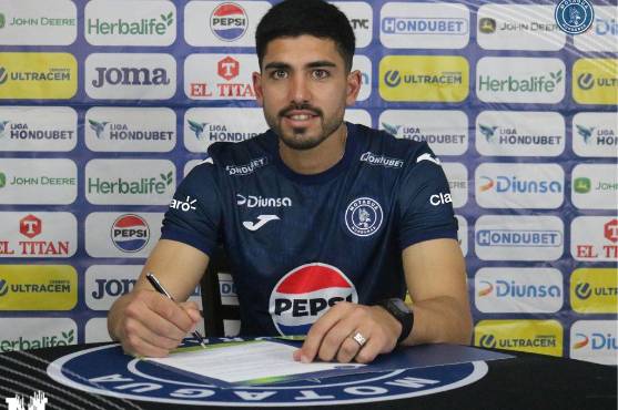 Sebastián Cardozo ya firmó su contrato como nuevo jugador de Motagua.