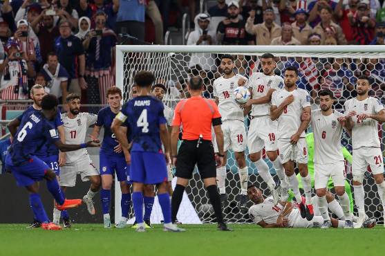 Estados Unidos, con gol de Pulisic, derrota a Irán y se clasifica a los octavos de final del Mundial de Qatar