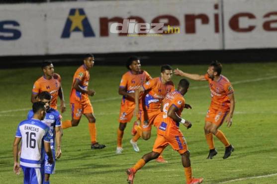 Jugadores de la UPN celebrando el gol del empate.