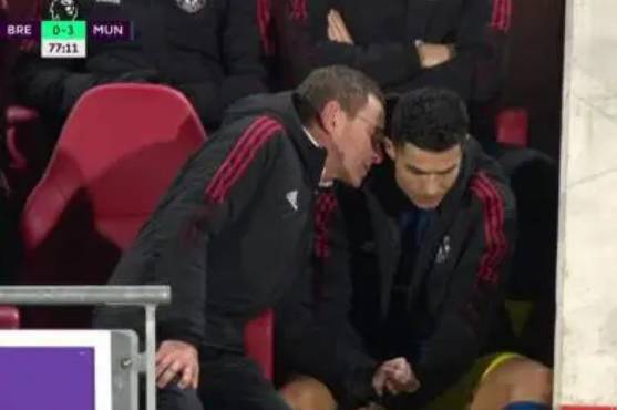 Ante la rabieta de CR7, Rangnick se acercó para intentar calmarle los ánimos.