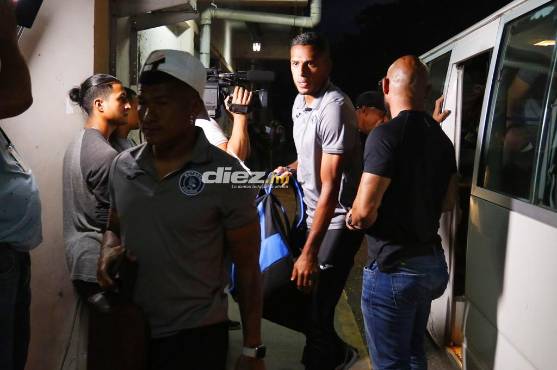 Chino López y Eddie Hernández bajándose del autobús en la llegada del Motagua. FOTOS: Neptalí Romero.