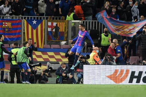 ¡Salvados por el VAR! Barcelona se estrena en la Europa League con amargo empate y se jugará el boleto ante Napoli en Italia