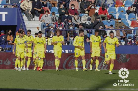 Choco Lozano asistió a Negredo en el primer tanto del Cádiz sobre Levante.
