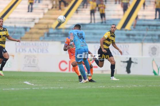 Real España doblegó a los Lobos de la UPNFM con agónico gol de Bryan Moya y los hunde en la zona del descenso