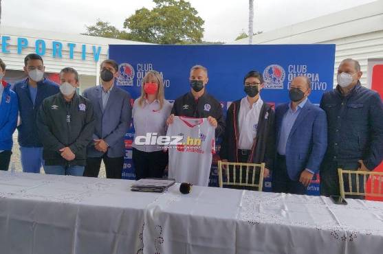 Pablo Lavallén recibe la camisa blanca del Olimpia.