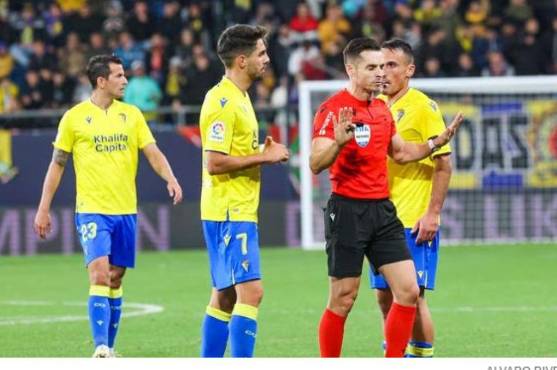 El Cádiz del Choco Lozano sorprende al pedir la suspensión de la liga española hasta que se resuelva su petición al TAD